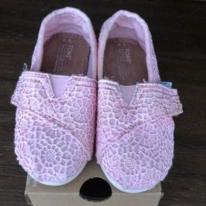 Toms Kids Moccasins in Pink Lace